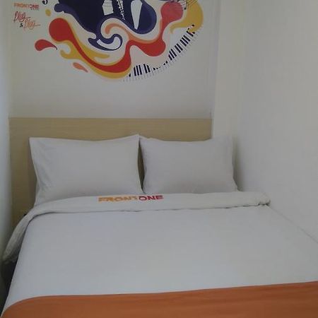 Djo Front One Inn Bengkulu Exterior foto